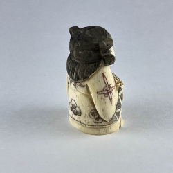 Статуэтка нэцкэ Девочка с цветами