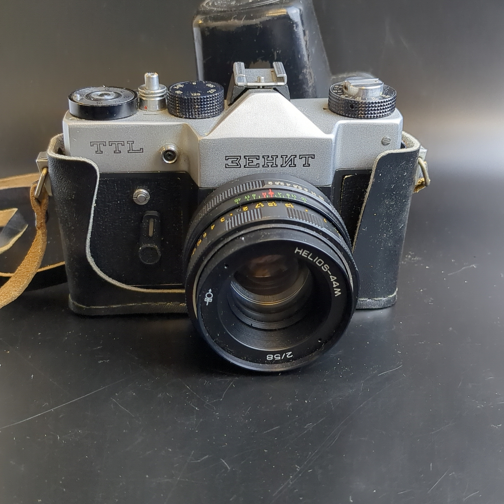 №10 Фотоаппарат плёночный "Зенит-TTL" c объективом "Гелиос-44М" , металл, пластик, стекло, искусственная кожа, Красногорский механический завод (КМЗ), СССР, 1977-1985 гг.