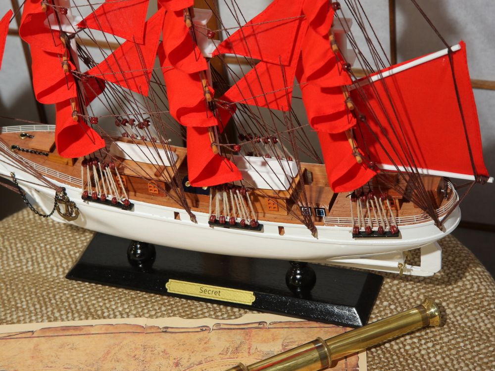 Meteor Lights Модель парусника "Secret" ( "Алые Паруса")