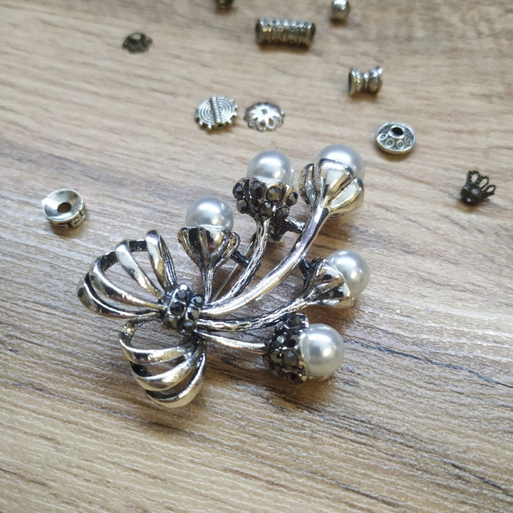Брошь Букет с жемчужинами стразы металл серебристый черненый