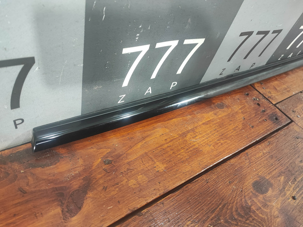 Молдинг стекла заднего правого Mercedes AMG GT (X290) 18-нв Б/У Оригинал A2907302201