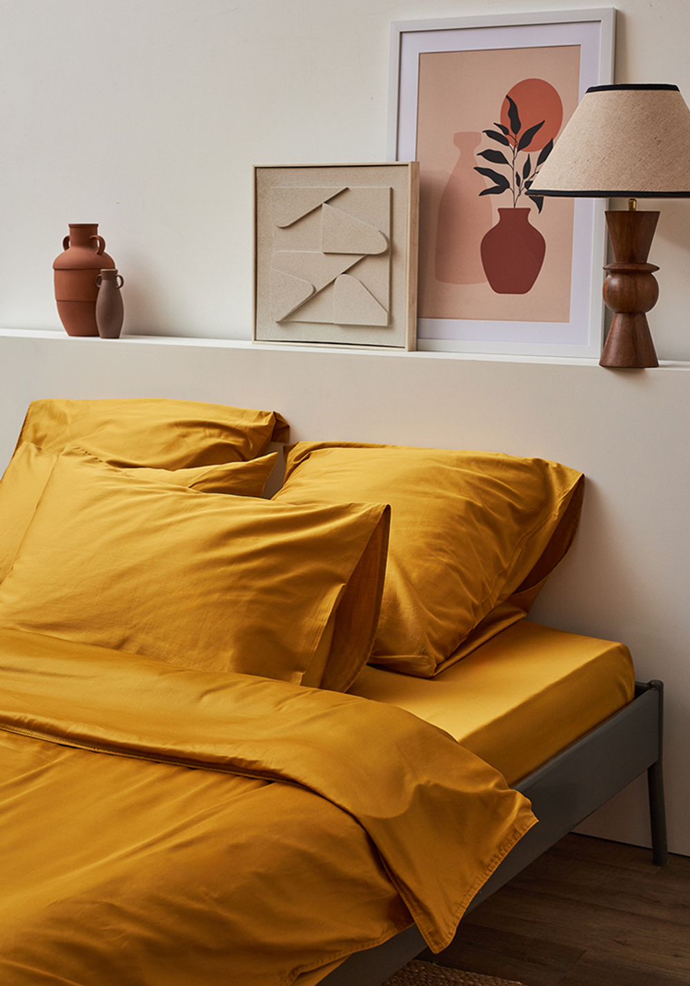 Простыня на резинке из премиального сатина горчичного цвета из коллекции essential, 180х200х30 см