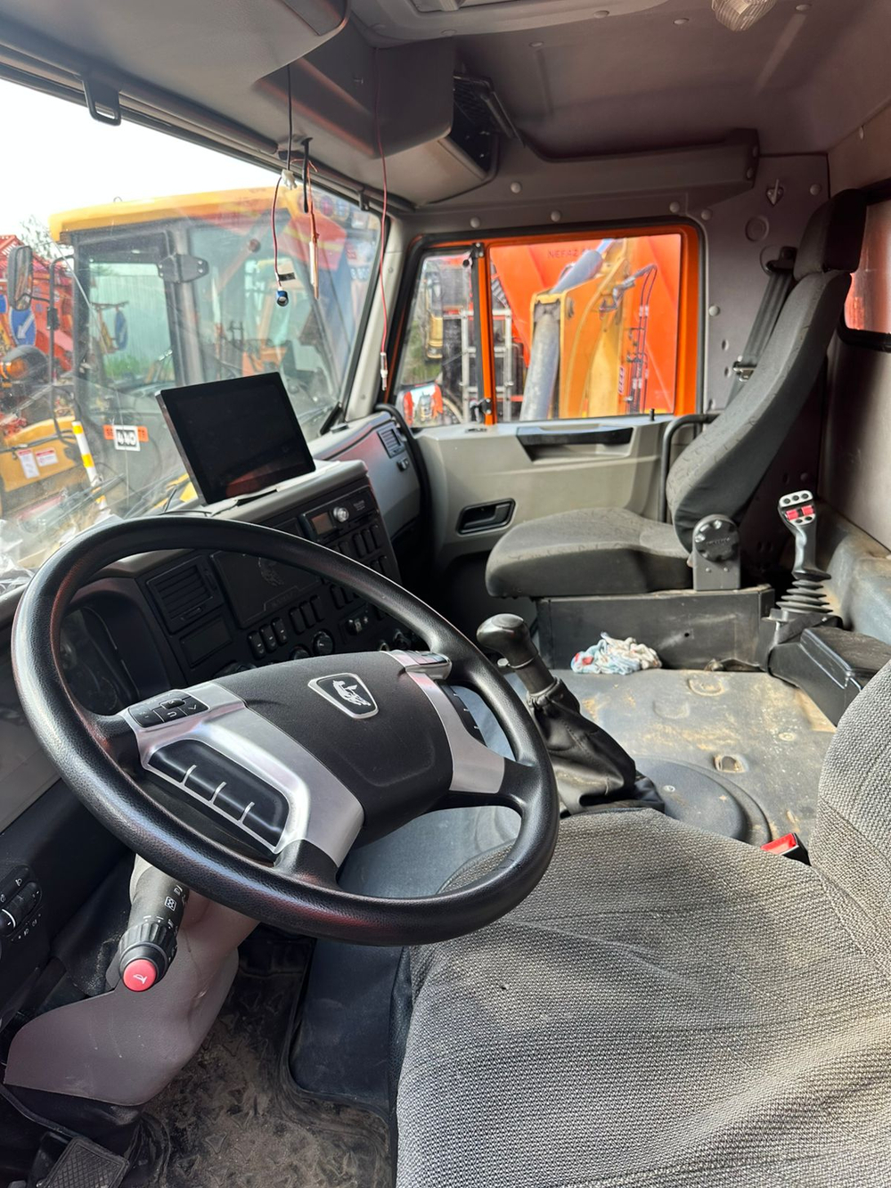 СмолМаш СДК* на шасси КамАЗ 6520 6x4 КДМ СДК-6520( Дизель, 8,9л. 390лс)