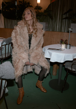 Чепчик бежевый с пайетками