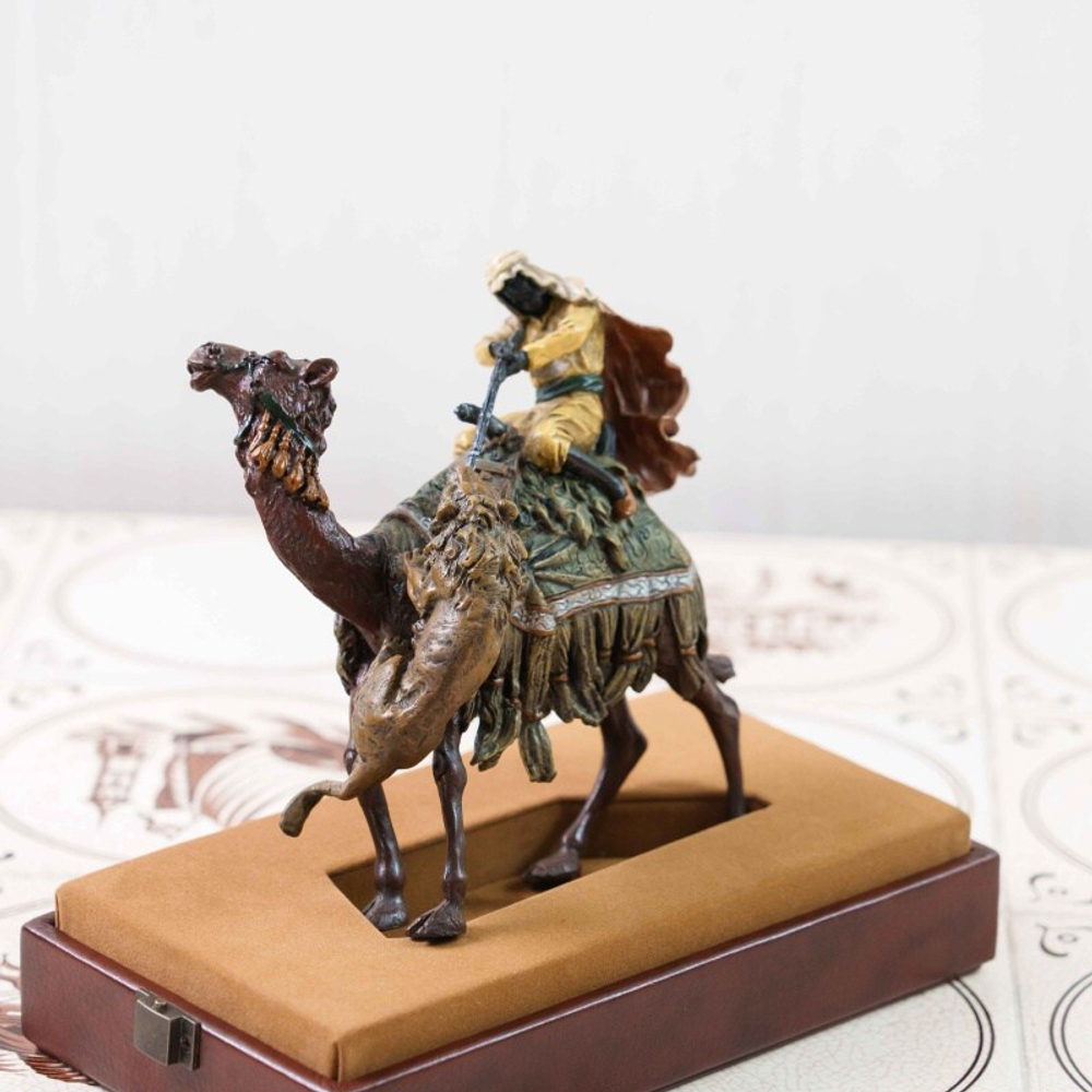 Кабинетная скульптура «Араб, отражающий атаку льва»