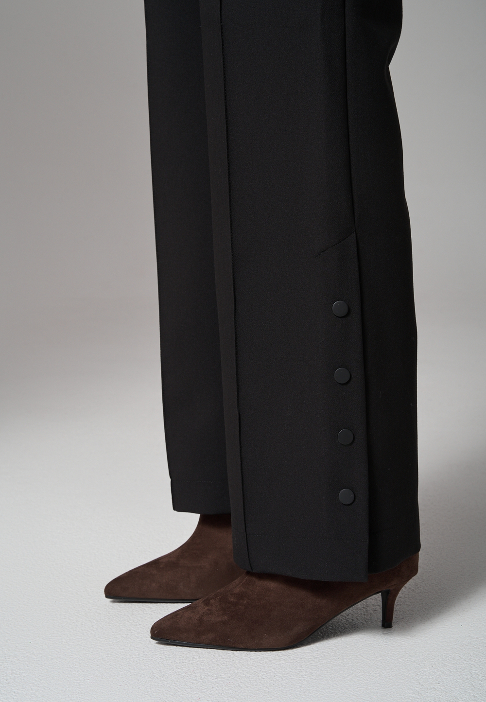 Брюки прямые с кнопками черные