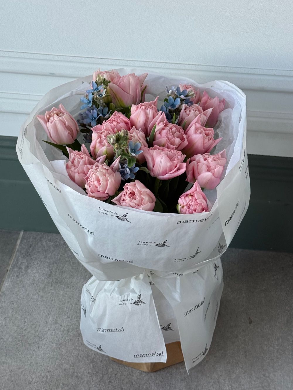 Букет из 19 розовых пионовидных тюльпанов и голубого оксипеталума