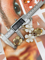 Накладка на пуговицу золотистая с белой эмалью в форме цветка с жемчугом (клипса)