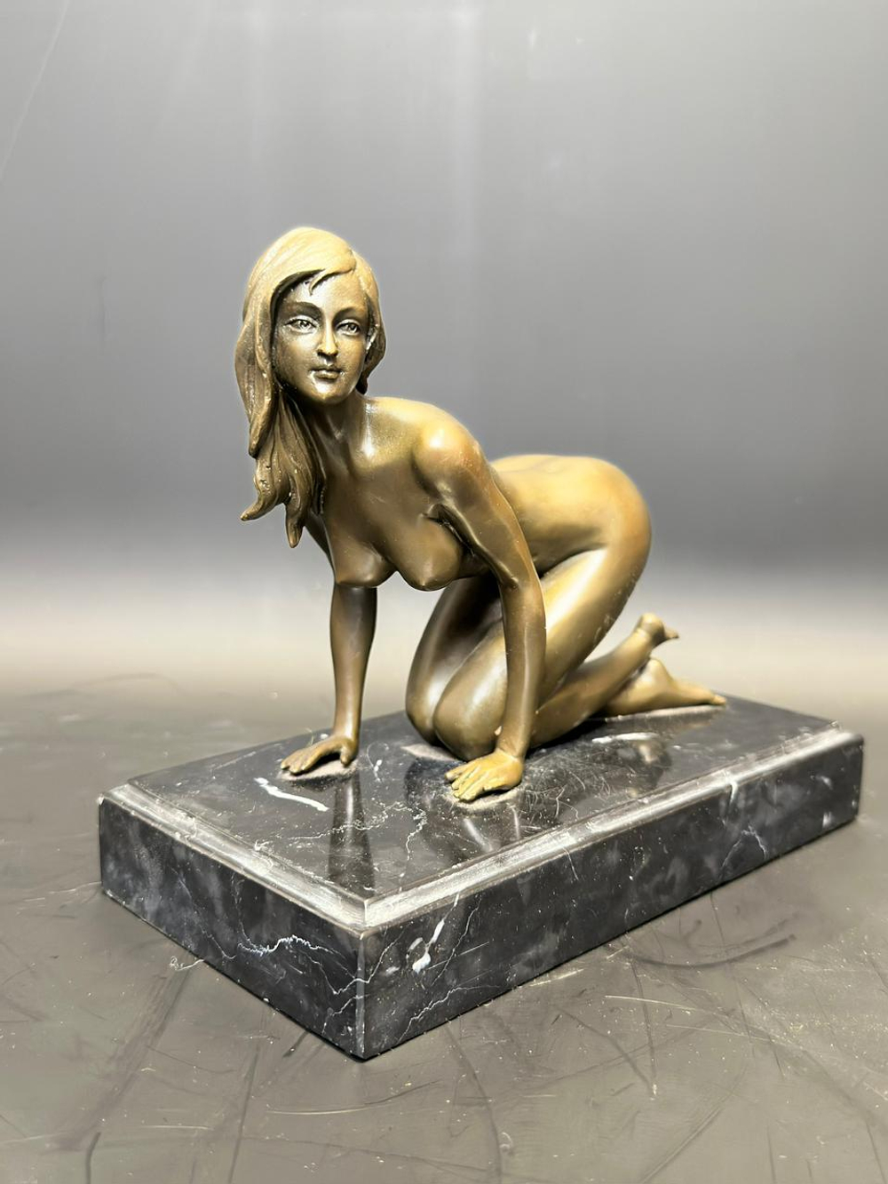 Бронзовая скульптура «Девушка на камне»