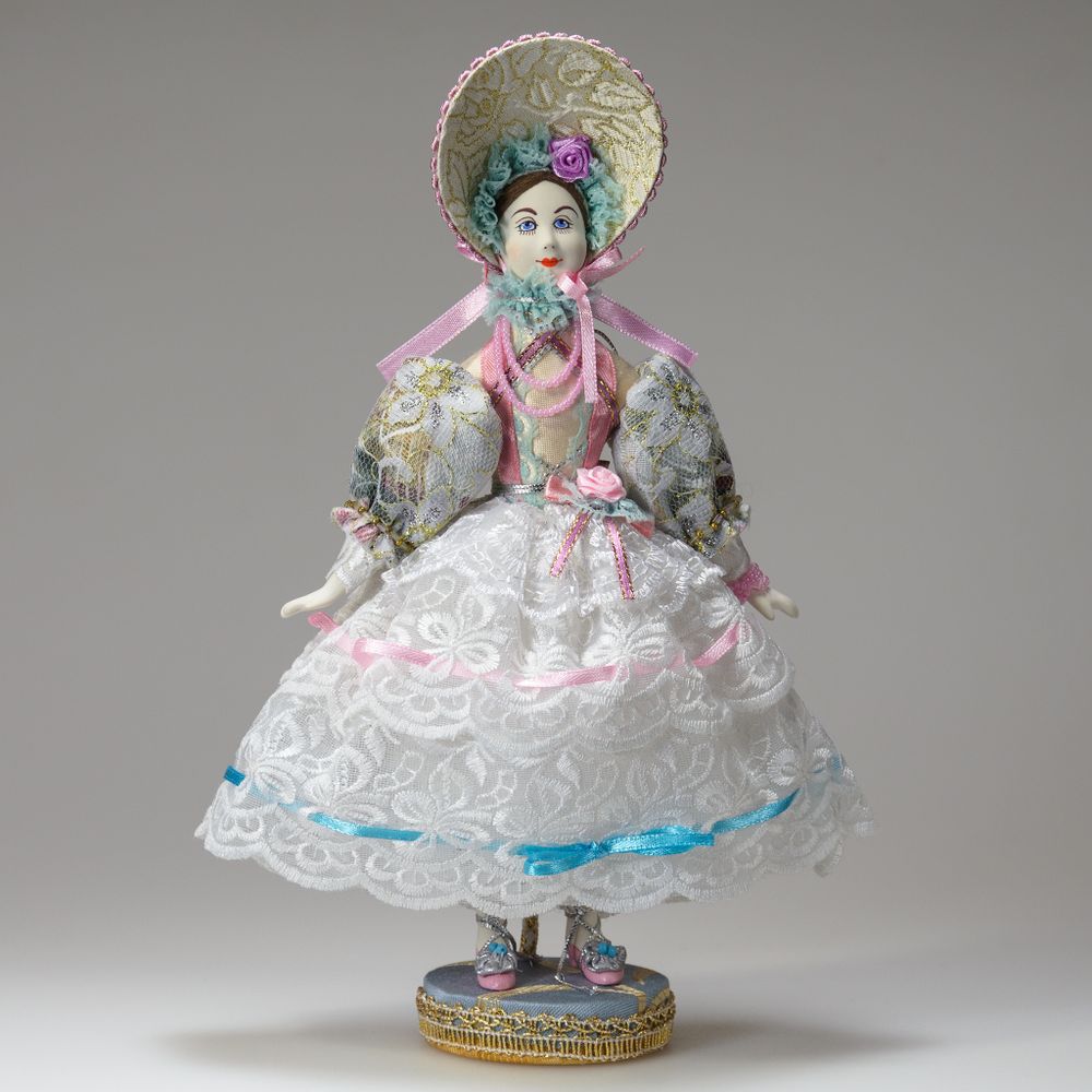 Нежная Барышня - кукла на подставке
