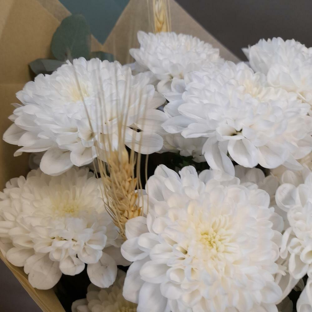 Букет из кустовых хризантем в синей упаковке