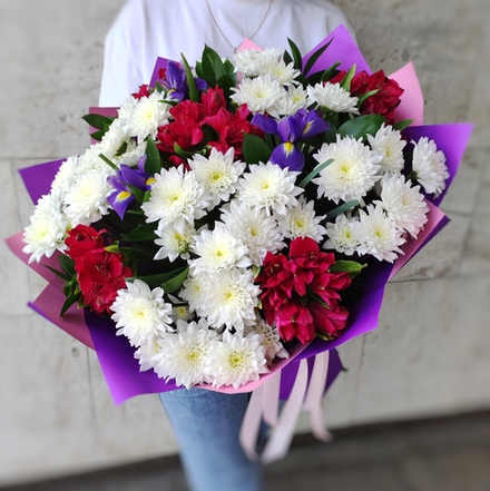 Букет с хризантемами, ирисами и альстромериями