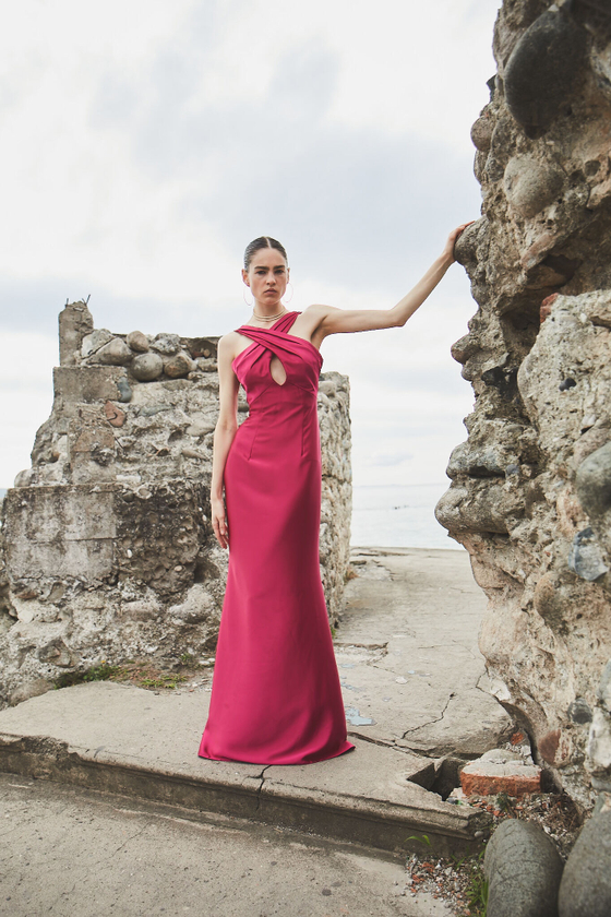 Платье макси из атласа с горловиной халтер и открытой спиной