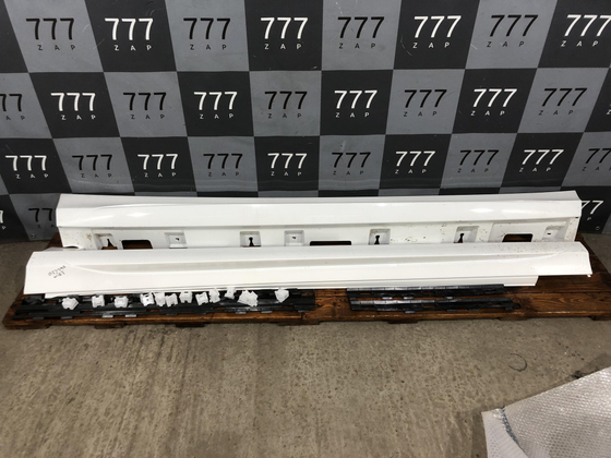 Накладки порогов белые Mercedes GLE 167 AMG бу A1676982101