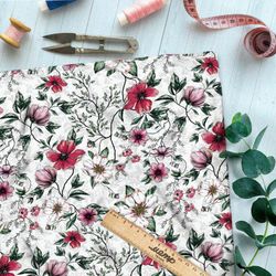 Ткань штапель яркие цветы и листья с контуром на белом фоне
