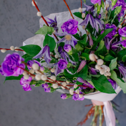 160. Яркий весенний букет с гвоздикой, клематисом и веточками вербы