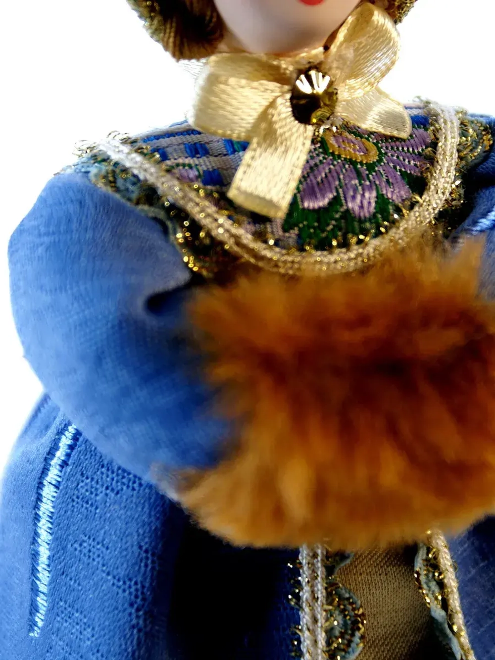 Кукла фарфоровая Барышня в капоре и шубке 19 века