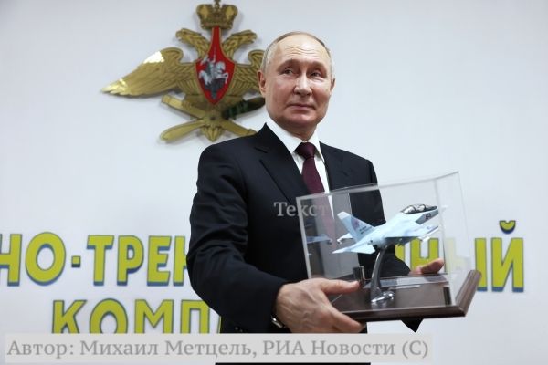 Президенту России подарили модель легендарного Як-130
