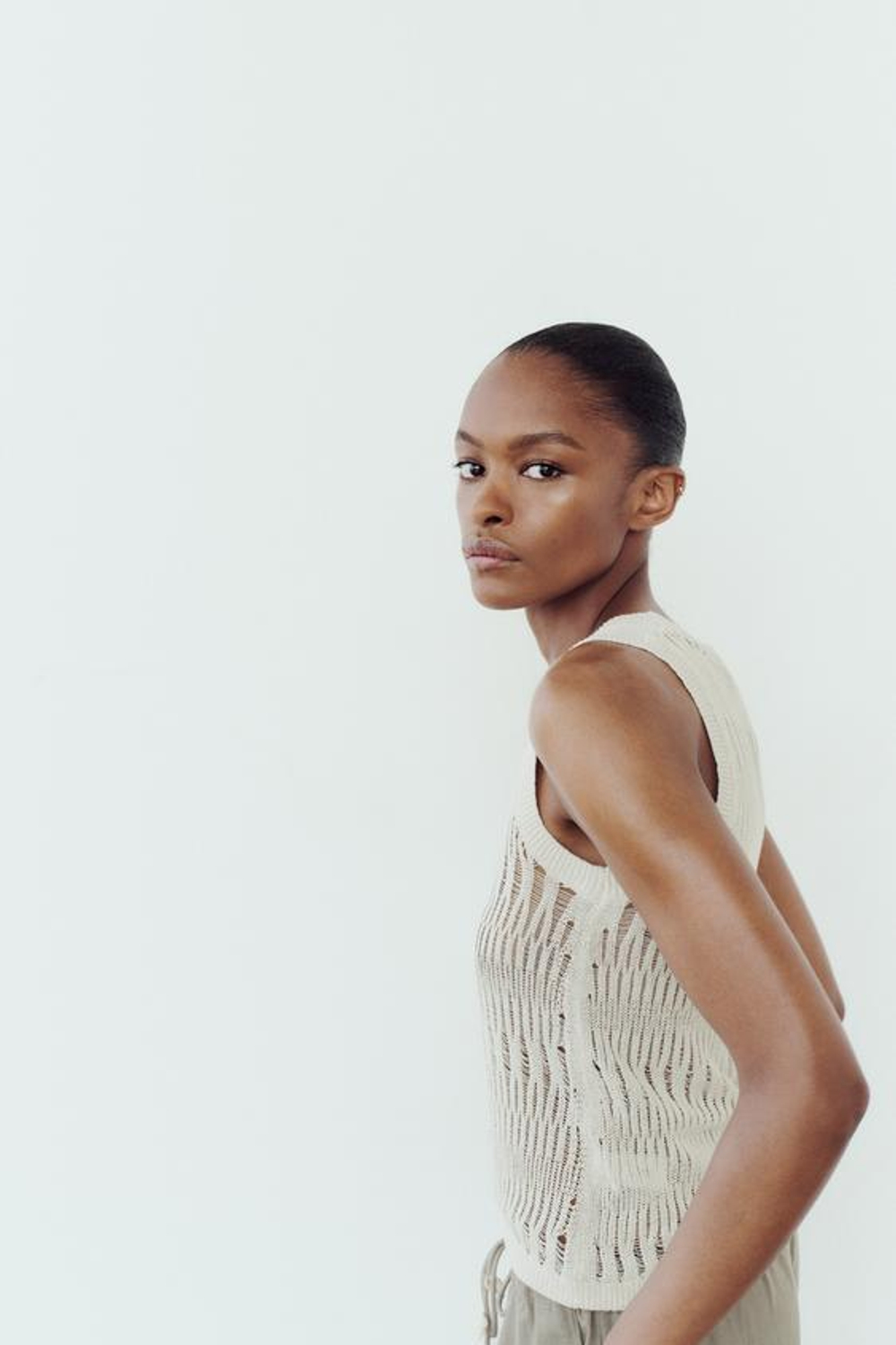 ZARA ТОП ИЗ ТРИКОТАЖА С БЛЕСТЯЩЕЙ НИТЬЮ БЕЗ РУКАВОВ, СЕРЕБРИСТЫЙ