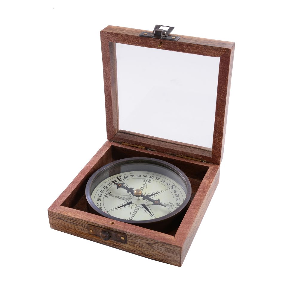 Компас в деревянной коробке
