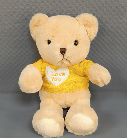 Бурый плюшевый мишка с сердечком на футболке