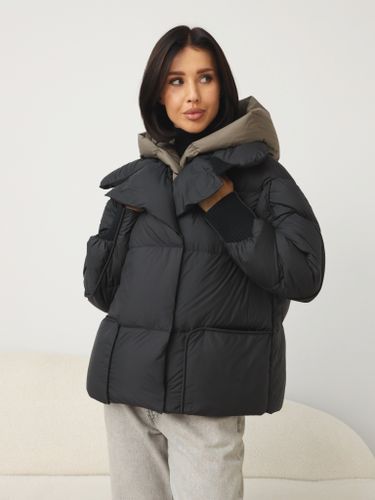Черный укороченный пуховик с капюшоном цвета хаки