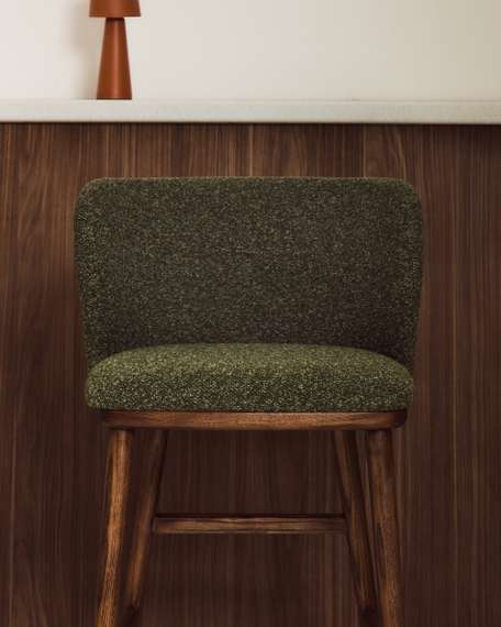 Барный стул Ciselia из темно-зеленого шенилла с ножками из ясеня в отделке орех