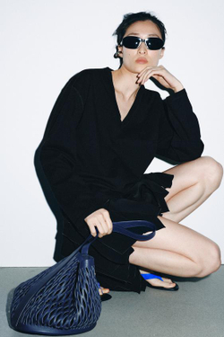 ZARA КОЖАНАЯ СУМКА С ПЕРФОРАЦИЕЙ, МОРСКОЙ СИНИЙ