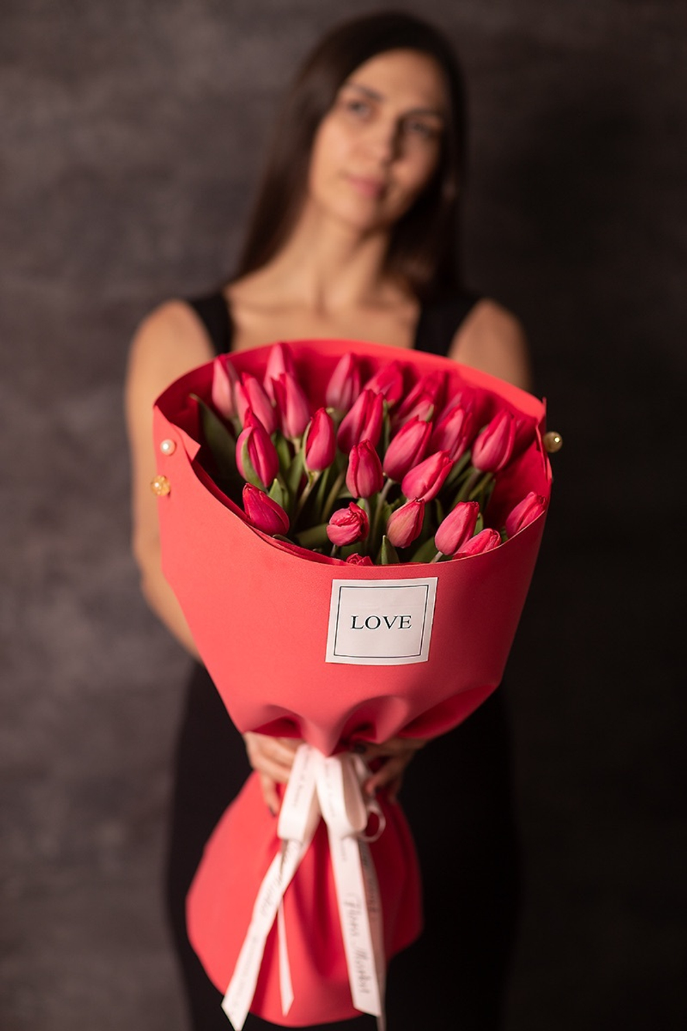 Красные тюльпаны в авторском оформлении Флора Маркет