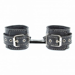 Чёрные кожаные оковы с крупной строчкой (Цвет: черный)