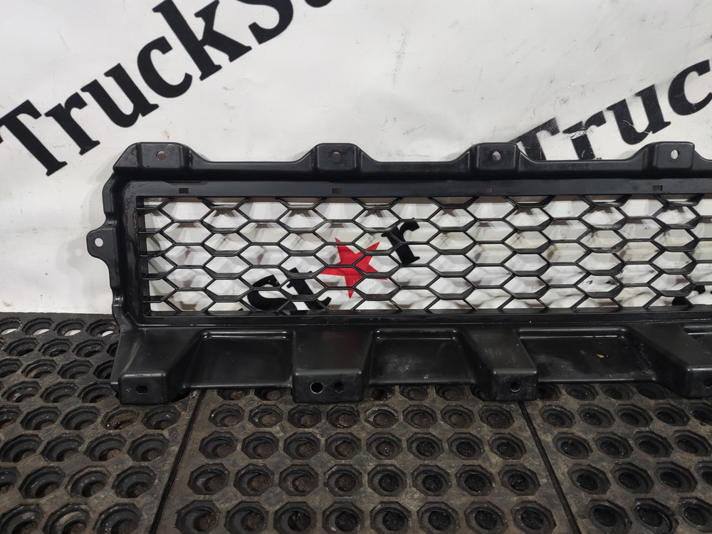 Решетка бампера верхняя 2023г