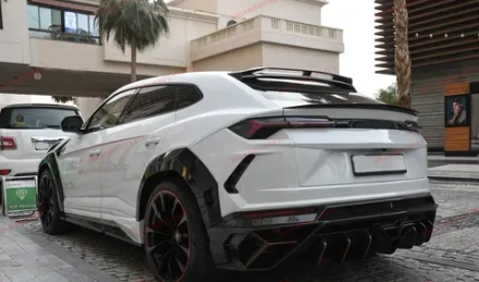 Карбоновая панель между задними фарами для Lamborghini Urus 2018+ Ламборгини Урус