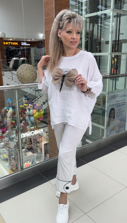 Белый блузон/туника с объёмным принтом по груди