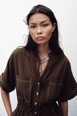 ZARA КОРОТКИЙ КОМБИНЕЗОН С ДЕКОРАТИВНОЙ СТРОЧКОЙ, КОРИЧНЕВЫЙ