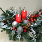 Новогодняя композиция из ели Нобилис райских яблок с искусственными свечами