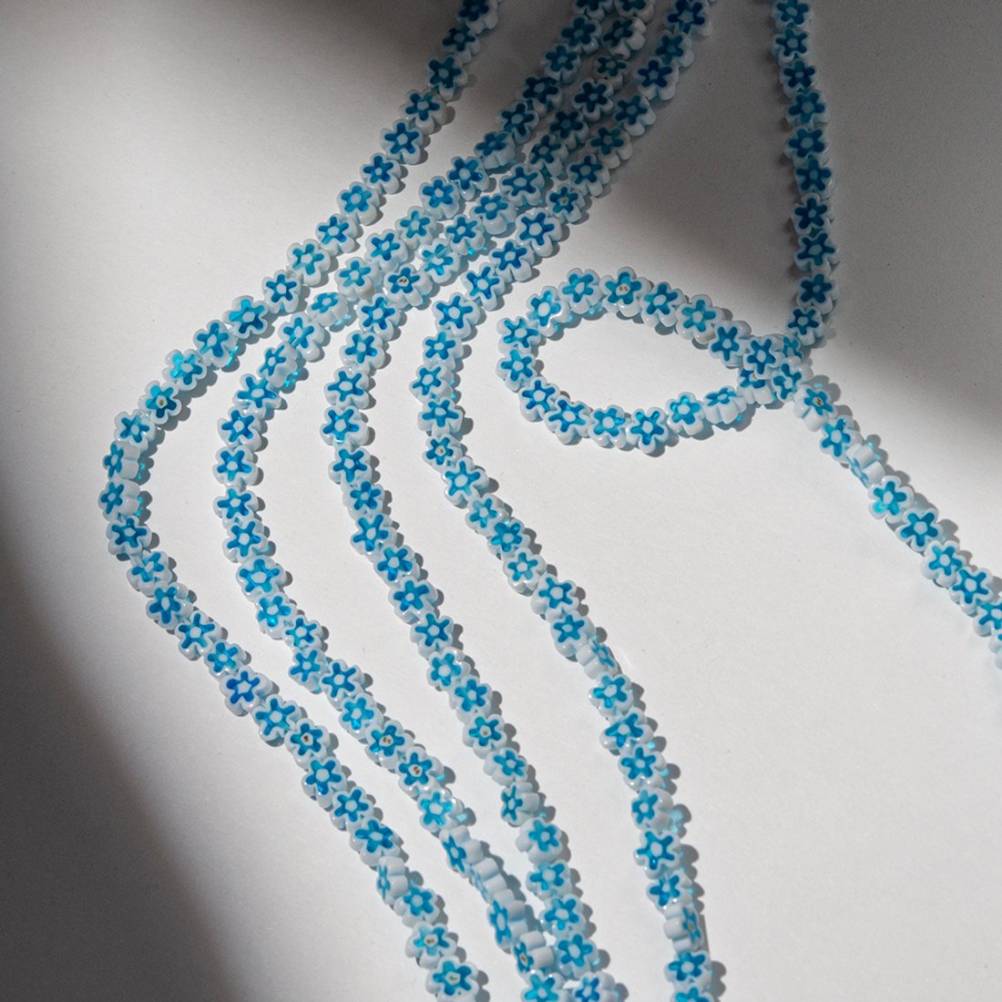 Стеклянные бусины в форме голубых цветочков, 7-8мм
