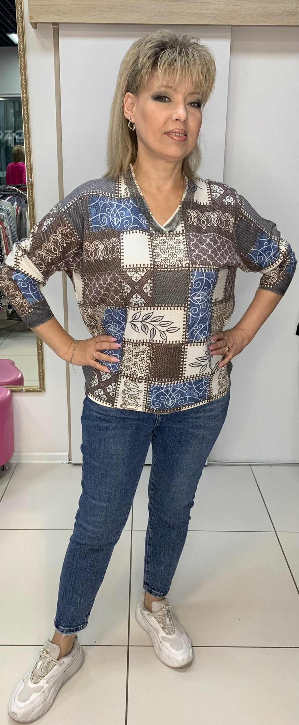 Джемпер с легким блеском и красивым принтом