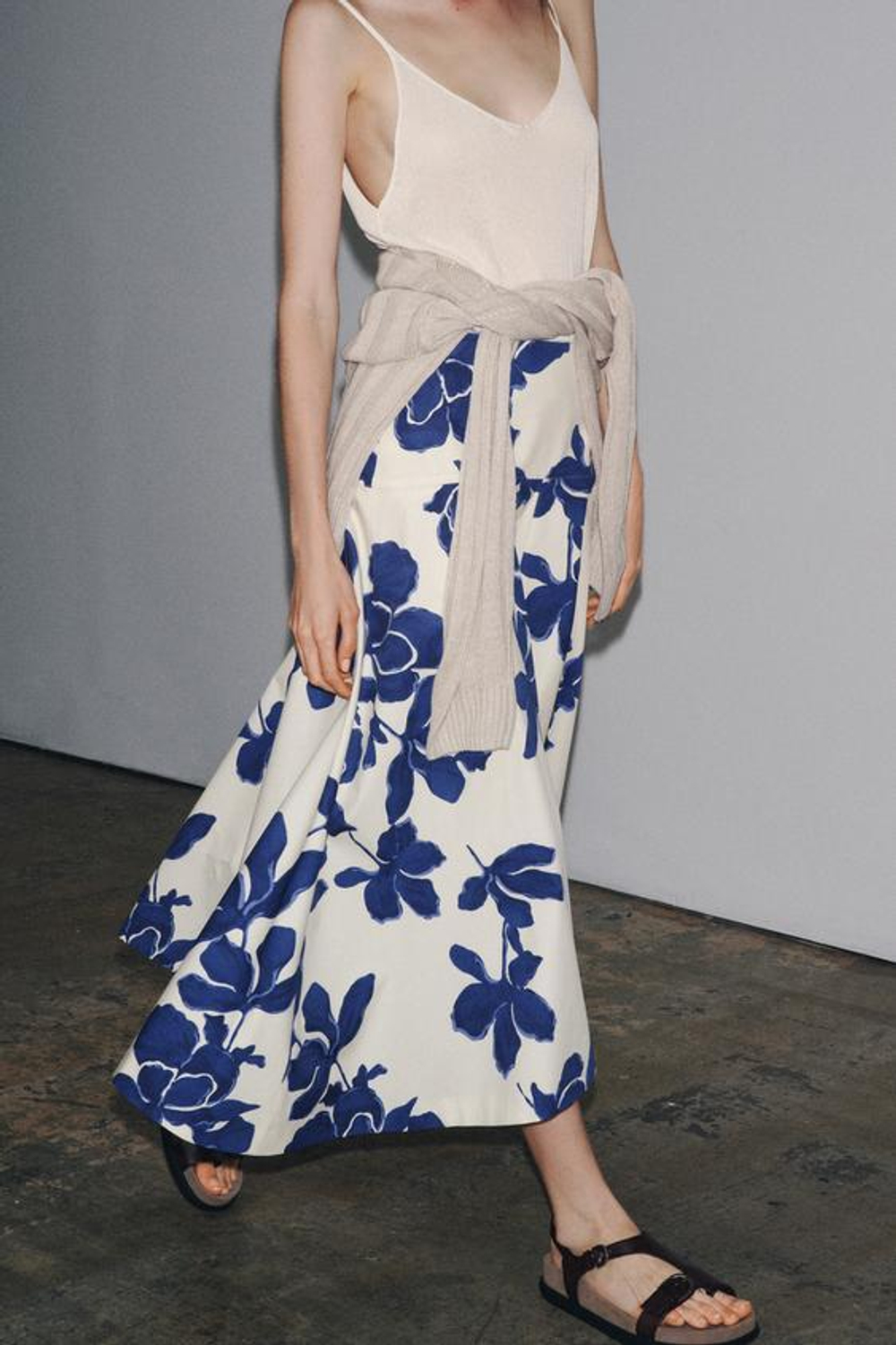 ZARA ЮБКА-МИДИ С ЦВЕТОЧНЫМ ПРИНТОМ ZW COLLECTION, ЭКРЮ/СИНИЙ