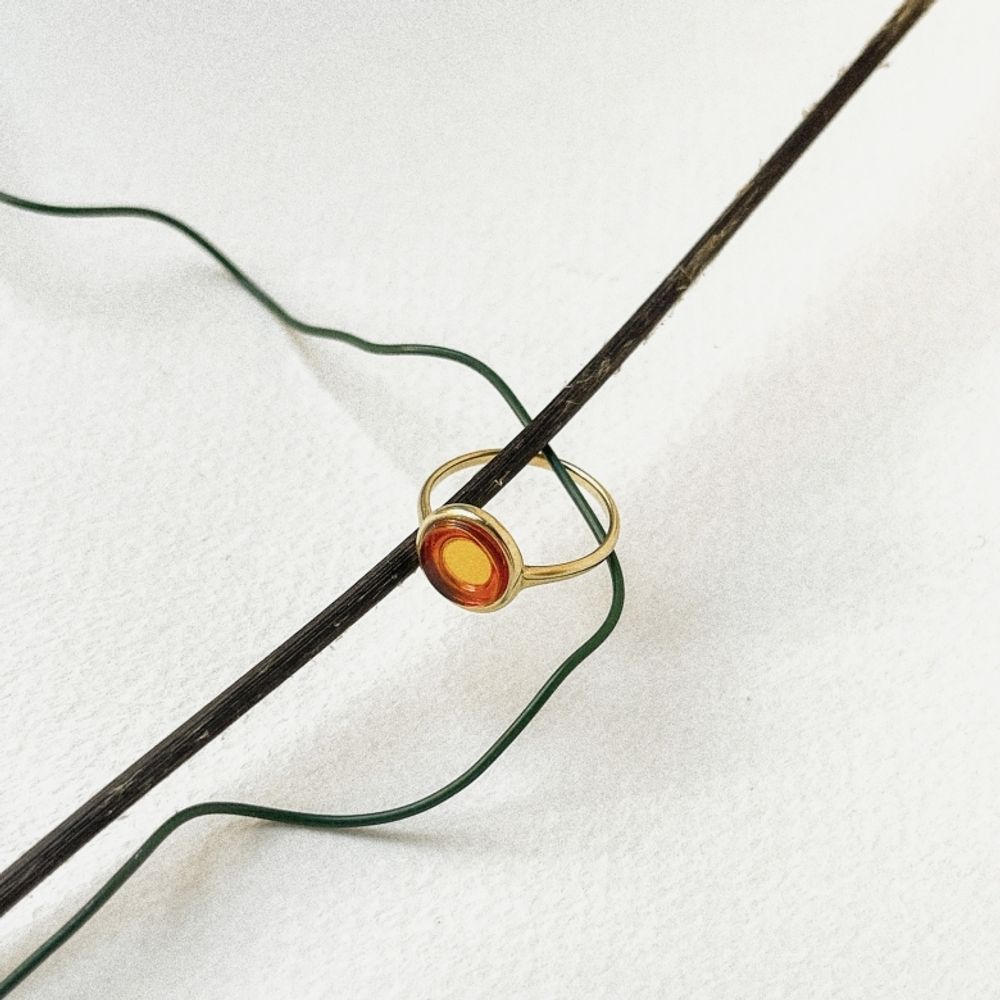 Кольцо с круглым коньячным янтарем, позолота