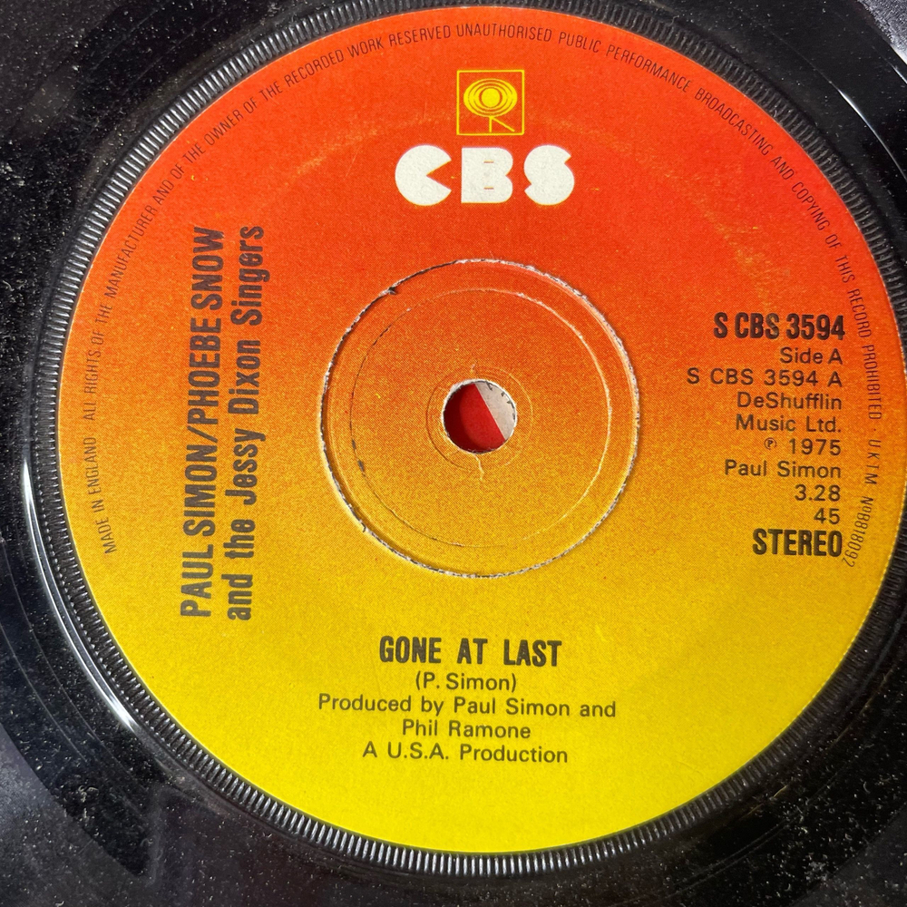 Винтажная виниловая пластинка 7 дюймов (маленькая пластинка) Paul Simon / Phoebe Snow And The Jessy Dixon Singers Gone At Last (UK 1975)