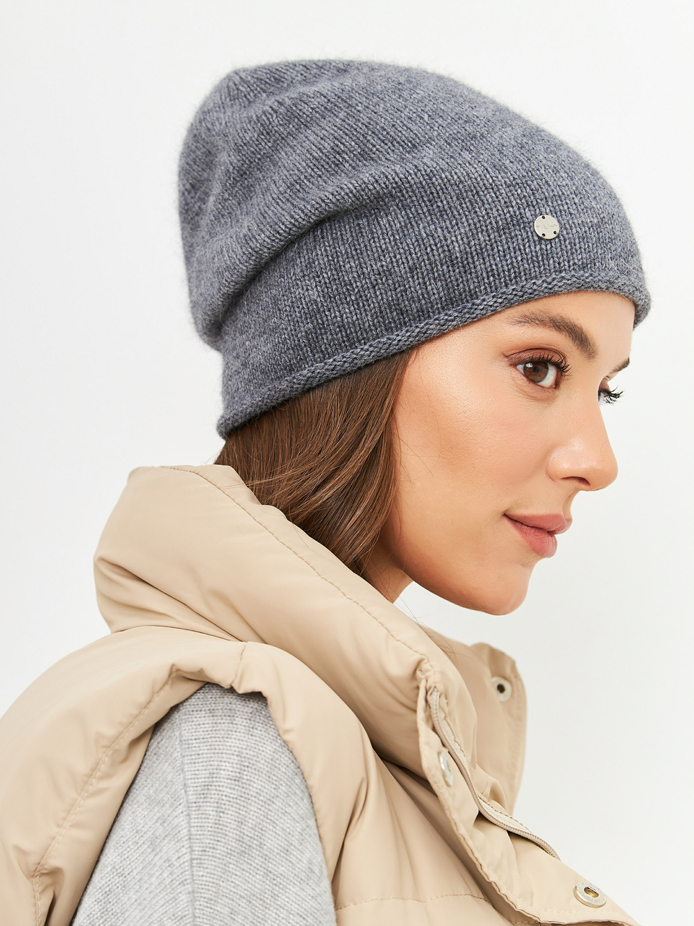 Шапка GLORY удлиненная одинарная с руликом с содержанием шерсти енота и ангоры