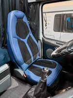 Чехлы Люкс VOLVO FH-13 после 2018 года: водитель от сиденья, пассажир от стойки кабины (один вырез под ремень) (экокожа, синий, черная вставка)