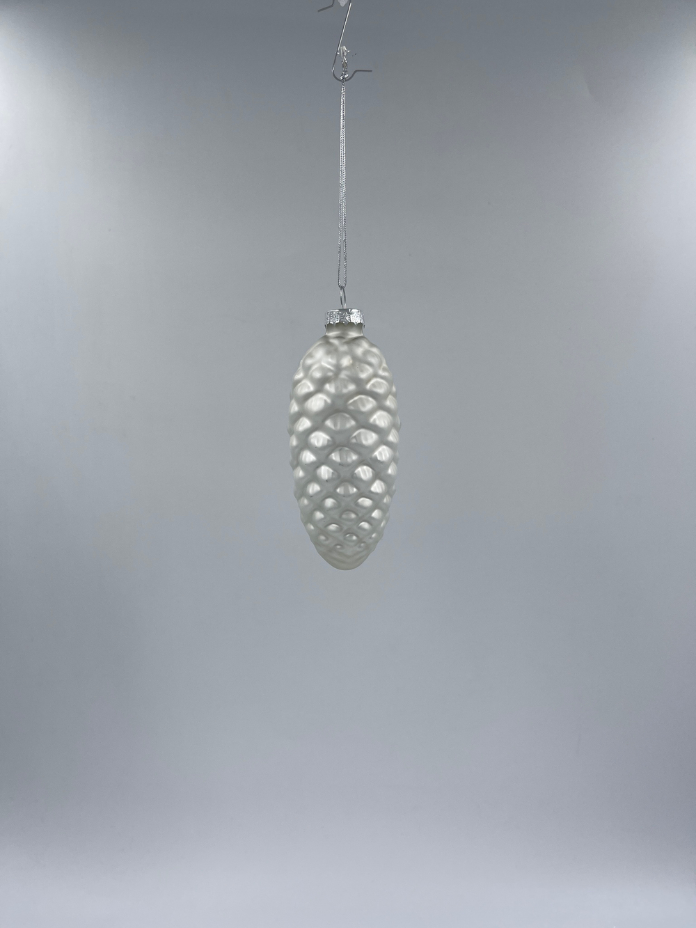 Набор шишек 10x5см 12шт ChristmasDeLuxe белый/серебро