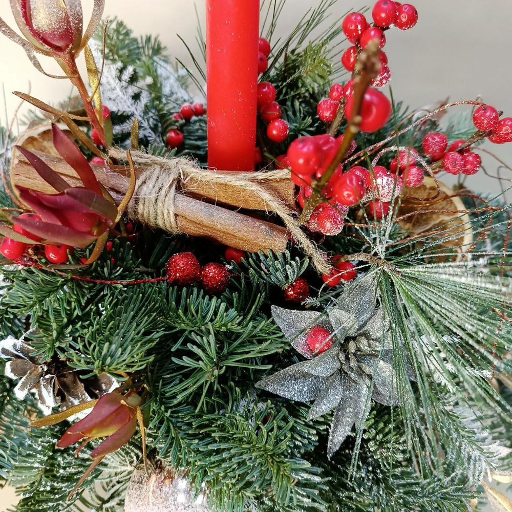 Новогодняя настольная композиция из Датской ели-Нобилис, Илекса, Аспарагуса, с декором и свечей