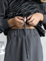 Черный костюм для девочки с юбкой в школу