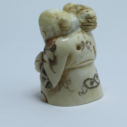 Нэцкэ Дзюродзин без головного убора с корзиной и персиком