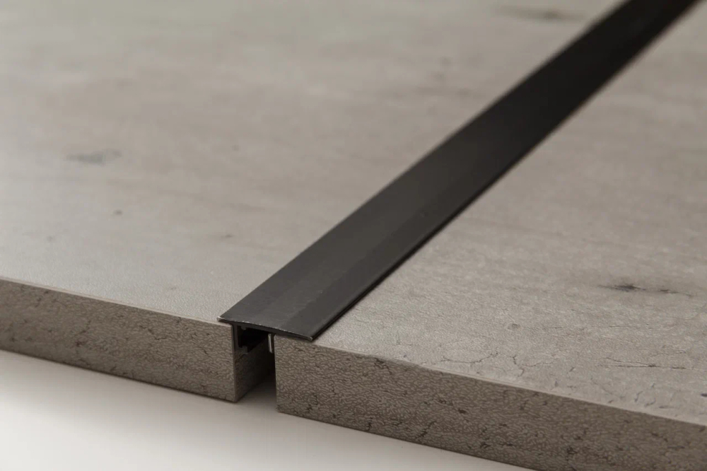 Алюминиевый порог для пола НЕПЛИНТУС UL20X6-03 Черный 20х6х2000 мм