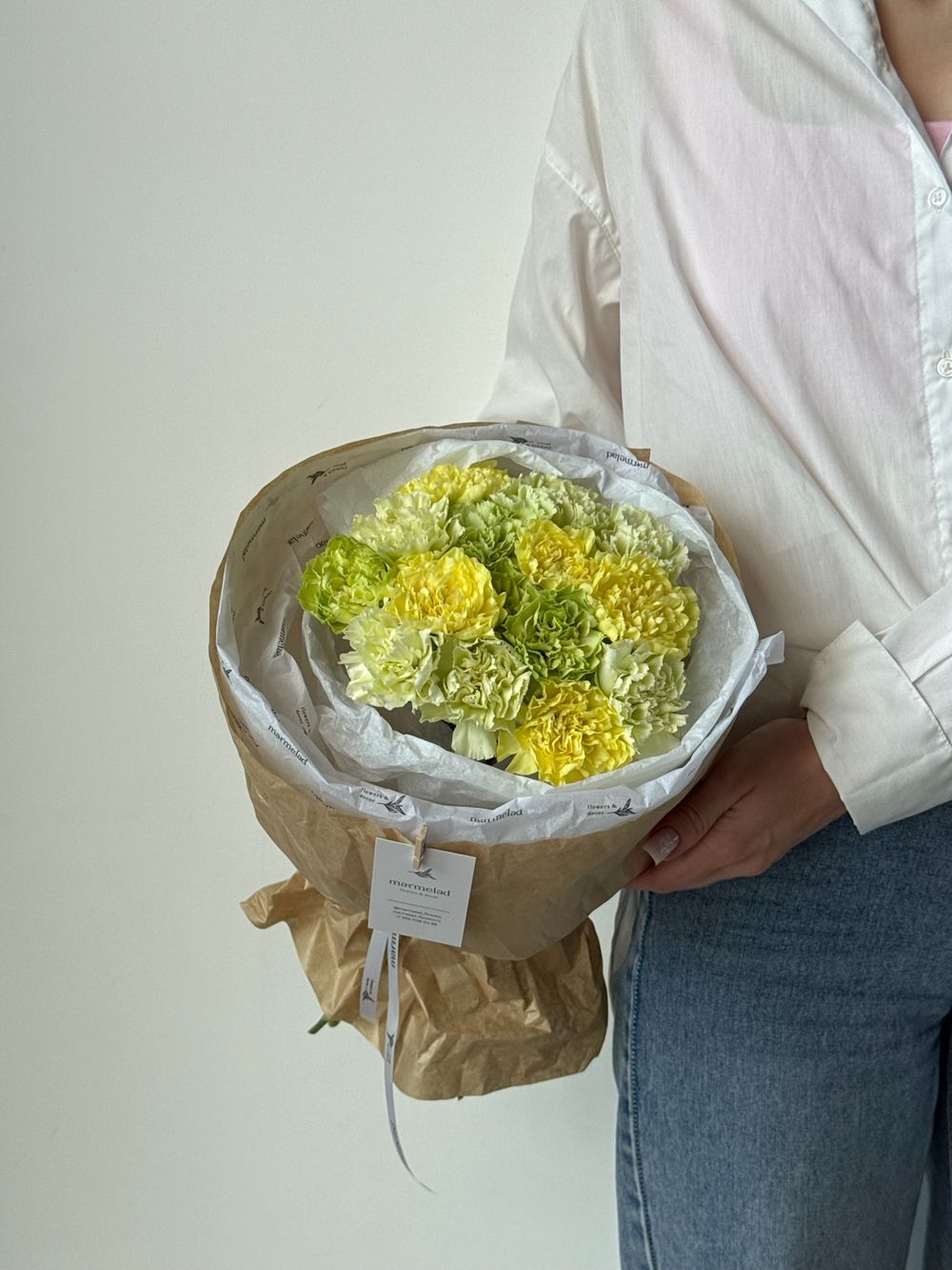 Букет моно из диантусов зеленого и желтого оттенка