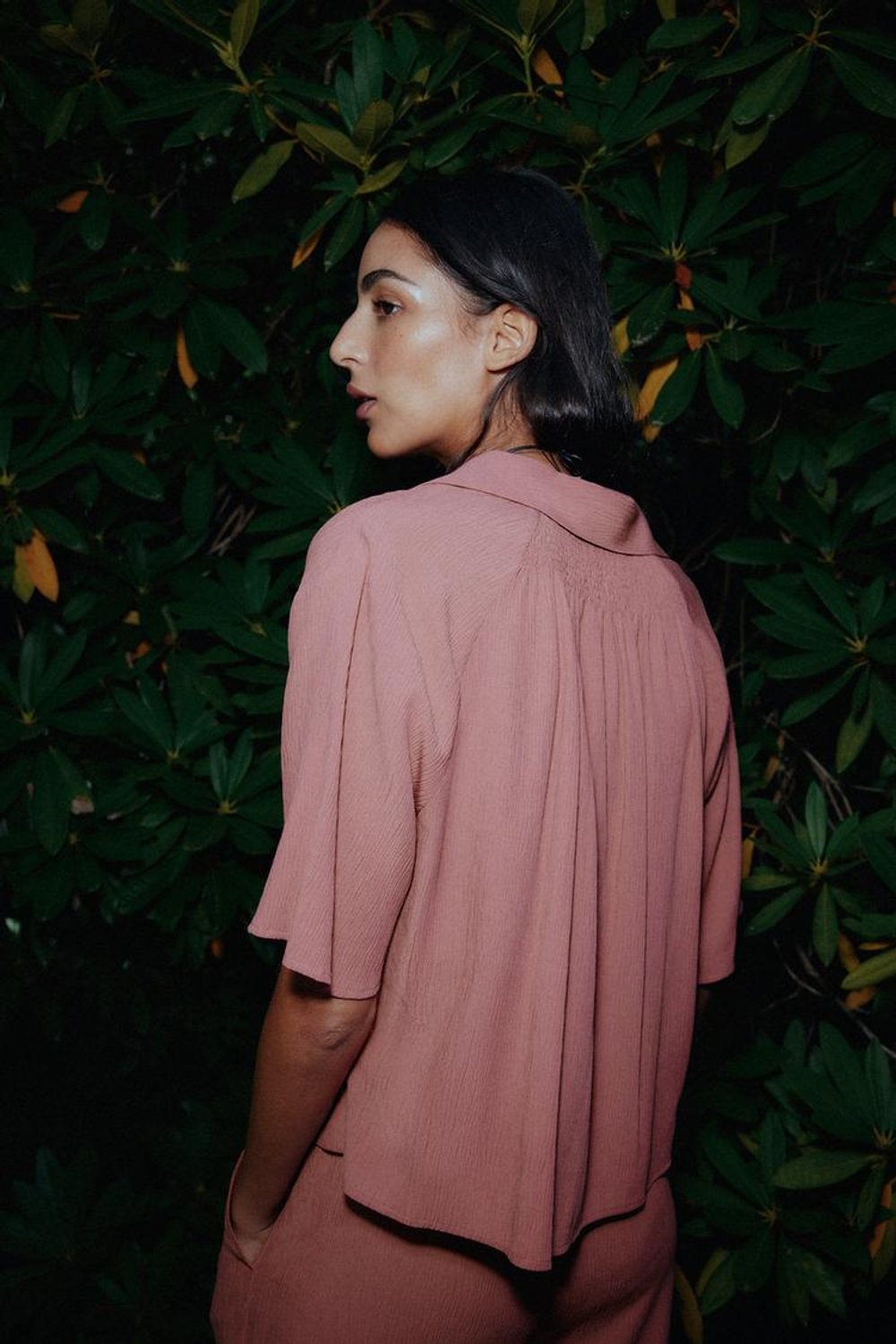 ZARA РУБАШКА ИЗ ЖАТОЙ ТКАНИ С КОРОТКИМИ РУКАВАМИ, МАРСАЛА