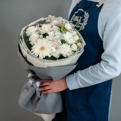 Белый букет с герберой